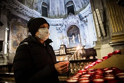 Lugano: Corona Virus Covis-19, social distancing. Nella foto una fedele (Maria Valorani) nella Chiesa di Sant'Antonio Abate nel centro di Lugano, mentre prega munita di mascherina per evitare il contagio di Covid-19.
(© Keystone - ATS/ Ti-Press / Alessandro Crinari) Lugano: Corona Virus Covis-19, social distancing. Nella foto una fedele (Maria Valorani) nella Chiesa di Sant'Antonio Abate nel centro di Lugano, mentre prega munita di mascherina per evitare il contagio di Covid-19.
(© Keystone - ATS/ Ti-Press / Alessandro Crinari)