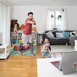 Als Coronamassnahme werden im März 2020 die Fitnesscenter geschlossen. Sami Ben Mahmoud, Gründer der Baarer Kampfkunstschule «WU Academy of Martial Arts», bietet im Internet gratis Kampfkunstkurse an. Die Kurse können via Livestream verfolgt werden. Während dem Shooting beginnt Samis Sohn Malik spontan mitzutrainieren.