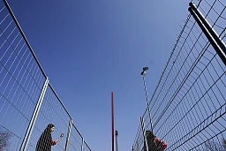 04.04.2020; Kreuzlingen; Coronavirus (Covid-19) - Menschen treffen sich am Zaun der Landesgrenze. Die Grenze zwischen Konstanz (DE) und Kreuzlingen wurde anlaesslich des Coronavirus mit einem doppelten Schutzzaun abgeriegelt; (Claudio Thoma/freshfocus) 04.04.2020; Kreuzlingen; Coronavirus (Covid-19) - Menschen treffen sich am Zaun der Landesgrenze. Die Grenze zwischen Konstanz (DE) und Kreuzlingen wurde anlaesslich des Coronavirus mit einem doppelten Schutzzaun abgeriegelt; (Claudio Thoma/freshfocus)