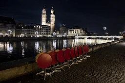 Ein Feuerwerkskoerper am Nachthimmel neben dem Grossmuenster in der Neujahrsnacht in Zuerich, aufgenommen am Donnerstag, 31. Dezember 2020. Anlaesslich der Corona-Pandemie bleiben die Restaurants und Bars geschlossen. (KEYSTONE/Alexandra Wey) Ein Feuerwerkskoerper am Nachthimmel neben dem Grossmuenster in der Neujahrsnacht in Zuerich, aufgenommen am Donnerstag, 31. Dezember 2020. Anlaesslich der Corona-Pandemie bleiben die Restaurants und Bars geschlossen. (KEYSTONE/Alexandra Wey)