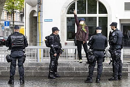 Eine Demonstrantin umringt von Polizisten waehrend der 1. Mai-Demonstration am Tag der Arbeit, am Freitag, 1. Mai 2020, auf dem Helvetiaplatz in Zuerich. (KEYSTONE/Alexandra Wey)