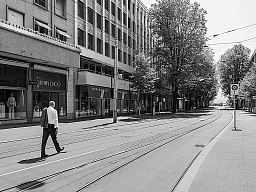 Zürich, Samstag, 25.4.2020, 12.00 Uhr: Lockdown an der Bahnhofstrasse Zürich, Samstag, 25.4.2020, 12.00 Uhr: Lockdown an der Bahnhofstrasse