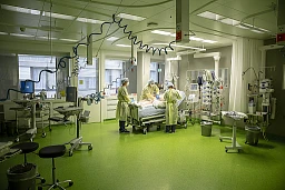 Behandlung eines an SARS CoV-2 erkrankten Patienten in der 1. Welle der Pandemie auf der Intensivstation des Unispital Basel.