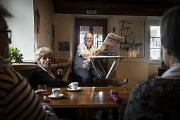 Marie-Josée (86 ans), Renaude (79 ans) et Françoise (73 ans) choisissent et commentent tous les articles lus par Michel. Marie-Josée (86 ans), Renaude (79 ans) et Françoise (73 ans) choisissent et commentent tous les articles lus par Michel.