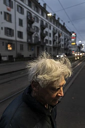 Schweiz, Zürich 2020 René Huonder, 79-jährige Zürcher (früher Architekt) geht über fast 10 km pro Tag, hier auf dem Heimweg.
