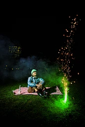 Junge Frau feiert alleine auf der Josefswiese. Junge Frau feiert alleine auf der Josefswiese.