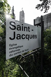 La paroisse Saint-Jacques de Lausanne et Point d’appui distribuent chaque mercredi des colis alimentaires aux personnes sans ressources et non soutenues par des aides sociales.