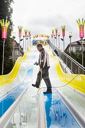 Ein Arbeiter reinigt eine Rutsche am Tag vor der Eröffnung des "Herbstjahrmarkt light" in St. Gallen, 07. Oktober 2020 Ein Arbeiter reinigt eine Rutsche am Tag vor der Eröffnung des "Herbstjahrmarkt light" in St. Gallen, 07. Oktober 2020