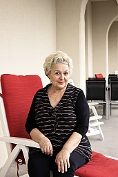 Fr.Pllana sitzt auf dem Balkon ihres Zimmers im Zürcher Rehazentrum in Wald. Ihre aufrechte Haltung und ihr hoffnungsvoller Blick macht sie zu einem Sinnbild für alle, die den Kampf gegen Covid geführt und gewonnen haben. Fr.Pllana sitzt auf dem Balkon ihres Zimmers im Zürcher Rehazentrum in Wald. Ihre aufrechte Haltung und ihr hoffnungsvoller Blick macht sie zu einem Sinnbild für alle, die den Kampf gegen Covid geführt und gewonnen haben.