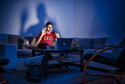 L'humoriste romand Thomas Wiesel participe à un apéro skype chez lui à Lausanne ce mardi 7 avril 2020. L'humoriste romand Thomas Wiesel participe à un apéro skype chez lui à Lausanne ce mardi 7 avril 2020.