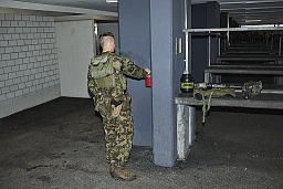 Ein Grenadier löscht seine Zigarette nach einer kurzen Pause vor den letzten Vorbereitungen zur bevorstehenden Nachtübung.