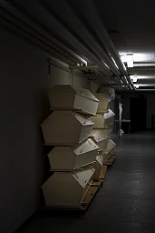 In den Gängen des Krematoriums stapeln sich die leeren Särge In den Gängen des Krematoriums stapeln sich die leeren Särge