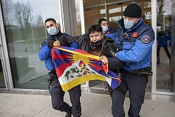 Evacuation de manifestants Pro Tibet et anti Jo de Pekin qui s'étaient enchainés dans l'entrée du CIO Evacuation de manifestants Pro Tibet et anti Jo de Pekin qui s'étaient enchainés dans l'entrée du CIO
