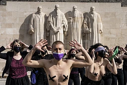 une performance féministe s’est déroulée au Parc des Bastions. une performance féministe s’est déroulée au Parc des Bastions.
