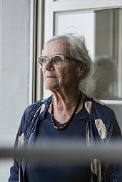DIETFURT SG, 21.07.2021 - Elfriede Steiger, 85, fotografiert im Treppenhaus des ehemaliegen Marienheim der frueheren Spinnerei in Dietfurt SG. Als junge Frau wurde sie hier untergebracht und musste zwischen 1954 und 1955 Zwangsarbeit fuer den Industriellen Emil G. Buehrle leisten. DIETFURT SG, 21.07.2021 - Elfriede Steiger, 85, fotografiert im Treppenhaus des ehemaliegen Marienheim der frueheren Spinnerei in Dietfurt SG. Als junge Frau wurde sie hier untergebracht und musste zwischen 1954 und 1955 Zwangsarbeit fuer den Industriellen Emil G. Buehrle leisten.
