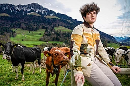 Gjon's Tears, de son vrai nom Gjon Muharremaj, est un chanteur suisse né le 29 juin 1998, qui a des origines albanaises. Il représente la Suisse au Concours Eurovision de la chanson 2021. Bule avril 2021 Gjon's Tears, de son vrai nom Gjon Muharremaj, est un chanteur suisse né le 29 juin 1998, qui a des origines albanaises. Il représente la Suisse au Concours Eurovision de la chanson 2021. Bule avril 2021