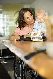 Manuela Leemann ist Juristin beim Kanton Zug und hat ein 7 monatiges Kind. Ihr Mann Chris ist Hausmann und sie arbeitet. Im Magazin Paraplegie vom Herbst 2021 erscheint ein Artikel ueber Manuela. (Fotografiert, 21.09.2021). Die Aufnahmen wurden im Auftrag der SPZ (Andrea Federer) fotografiert. Eine Verwendung durch Ditte ist nicht erlaubt. Ausser bei Ruecksprache mit dem Fotografen und bei entsprechender finanzieller Entschaedigung.