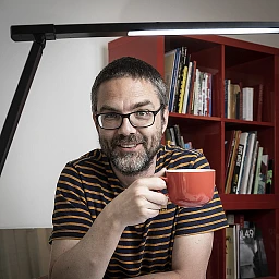 Frederik Peeters, bédéiste genevois dans son atelier. Frederik Peeters, bédéiste genevois dans son atelier.