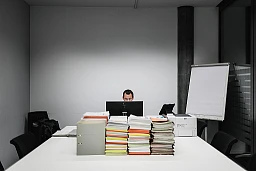 Genève, Suisse, 13 janvier 2021. Dans le bureau temporaire de Pierre Maudet à la Jonction. Accusé d'une gestion trop autoritaire de ses subalternes, il est mis à l'écart de ses collègues pour la durée de l'enquête. Genève, Suisse, 13 janvier 2021. Dans le bureau temporaire de Pierre Maudet à la Jonction. Accusé d'une gestion trop autoritaire de ses subalternes, il est mis à l'écart de ses collègues pour la durée de l'enquête.
