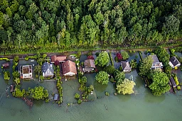 Une vue aerienne montre l'eau du lac de Bienne (Bielersee) qui entoure des maisons lors de la montee de l'eau du lac de Bienne suite aux fortes precipitations des derniers jours le vendredi 16 juillet 2021 a Sutz. Une vue aerienne montre l'eau du lac de Bienne (Bielersee) qui entoure des maisons lors de la montee de l'eau du lac de Bienne suite aux fortes precipitations des derniers jours le vendredi 16 juillet 2021 a Sutz.
