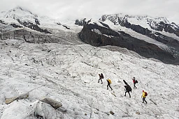 Gaspard Panfiloff, Guitar and Balalaika, Jean-Christophe Gairard, Violin, Nesar Ouaryachi, Double bass, Florian Vella, Guitar, and Baptiste Ansion, production manager, from left, of the French Band Tournee des Refuges, walk with their musical instruments on their back, on the Gorner Glacier (Gornergletscher) towards the Monte Rosa Hut (2883m), during the Zermatt Music Festival and Academy, above Zermatt, Switzerland, on Thursday, 16 September 2021. (KEYSTONE/Anthony Anex) Gaspard Panfiloff, Guitar and Balalaika, Jean-Christophe Gairard, Violin, Nesar Ouaryachi, Double bass, Florian Vella, Guitar, and Baptiste Ansion, production manager, from left, of the French Band Tournee des Refuges, walk with their musical instruments on their back, on the Gorner Glacier (Gornergletscher) towards the Monte Rosa Hut (2883m), during the Zermatt Music Festival and Academy, above Zermatt, Switzerland, on Thursday, 16 September 2021. (KEYSTONE/Anthony Anex)