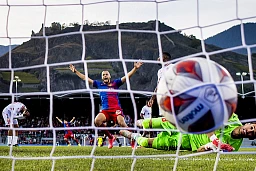 Joie du joueur balois Arthur Cabral, centre, apres le but marque par le joueur balois Eden Zhegrova, (pas sur l'image) au gardien valaisan Kevin Fickentscher, droite, lors de la rencontre du championnat de football de Super League entre le FC Sion et le FC Basel 1893 le dimanche 17 octobre 2021 au stade de Tourbillon a Sion.