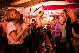 Les convives participent au souper-spectacle de la Saint-Martin en dansant sur les chaises et les tables lors de la fete jurassienne du cochon le dimanche 14 novembre 2021 a la halle polyvalente de Chevenez dans l'Ajoie.