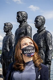 Stella Morris, fiancée de Julian Assange pose devant la sculpture de Davide Dormino, qui représente en autre son compagnon, le lanceur d'alerte prisonnier à Londres. Stella Morris, fiancée de Julian Assange pose devant la sculpture de Davide Dormino, qui représente en autre son compagnon, le lanceur d'alerte prisonnier à Londres.