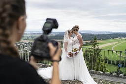 Delia (Links) und Laura posieren fuer ihre Hochzeitsfotografin im Dorf Regensberg, fotografiert am 7. August 2021 in Regensberg (Kanton Zuerich). (KEYSTONE/Gaetan Bally) Delia (Links) und Laura posieren fuer ihre Hochzeitsfotografin im Dorf Regensberg, fotografiert am 7. August 2021 in Regensberg (Kanton Zuerich). (KEYSTONE/Gaetan Bally)