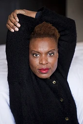 Sylvie Makela portrait dans une chambre d'hôtel Sylvie Makela portrait dans une chambre d'hôtel