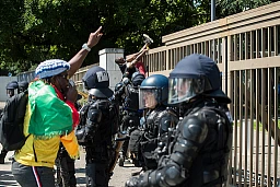 Un manifestant parvient à escalader la grille du Palais des Nations Unies-Manifesation contre Paul Biya-Suisse, Genève, le 17 juillet 2021. Un manifestant parvient à escalader la grille du Palais des Nations Unies-Manifesation contre Paul Biya-Suisse, Genève, le 17 juillet 2021.