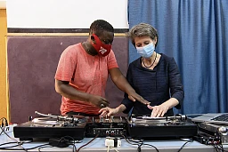 Swiss Federal Councillor Simonetta Sommaruga, right, tries scratching with Kaloumo Nina Charlotte Ndiaye, better known as DJ Nina, left, at the Maison des Cultures Urbaines during a working visit of a Swiss delegation, at Ouakam, Dakar, Senegal, on Monday, July 5, 2021. (KEYSTONE/Anthony Anex) Swiss Federal Councillor Simonetta Sommaruga, right, tries scratching with Kaloumo Nina Charlotte Ndiaye, better known as DJ Nina, left, at the Maison des Cultures Urbaines during a working visit of a Swiss delegation, at Ouakam, Dakar, Senegal, on Monday, July 5, 2021. (KEYSTONE/Anthony Anex)