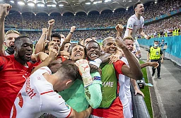 Fussball EM 2020. 1/8 Final Frankreich - Schweiz 3:3. 4:5 n.P. Schweizer Jubel nach dem Spiel Yann Sommer mit Denis Zakaria und dem Team Fussball EM 2020. 1/8 Final Frankreich - Schweiz 3:3. 4:5 n.P. Schweizer Jubel nach dem Spiel Yann Sommer mit Denis Zakaria und dem Team
