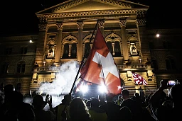 Demonstranten schwenken Fahnen hinter einem Zaun vor dem Bundeshaus auf dem Bundesplatz, waehrend einer Demonstration gegen die Massnahmen im Zusammenhang mit dem Coronavirus, am Donnerstag, 16. September 2021 in Bern. (KEYSTONE/Peter Klaunzer) Demonstranten schwenken Fahnen hinter einem Zaun vor dem Bundeshaus auf dem Bundesplatz, waehrend einer Demonstration gegen die Massnahmen im Zusammenhang mit dem Coronavirus, am Donnerstag, 16. September 2021 in Bern. (KEYSTONE/Peter Klaunzer)