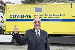 Bern, Bundesplatz 8.11.2021 -- Bundespraesident Guy Parmelin auf Werbetour für Covid Impfwoche.
Foto: Karl-Heinz Hug Bern, Bundesplatz 8.11.2021 -- Bundespraesident Guy Parmelin auf Werbetour für Covid Impfwoche.
Foto: Karl-Heinz Hug