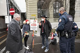 Bern, Bundeshaus, 15.3.2021 -- Kaempfer für das "Vertrauen":Richard Fischer aus Brugg (AG) im Bild NR Andreas Glarner.Foto: Karl-Heinz Hug