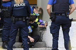 Eine Sanitaeterin entfernt die an das Bundeshaus geklebte Hand einer Exinction Rebellion-Aktivisti, in Bern, am Dienstag, 22. Juni 2021. Die Aktion von Exinction Rebellion fand anlaesslich eines offenen Briefes an den Bundesrat mit Forderungen nach Klimamassnahmen und als Ankuendigung fuer im Oktober in Zuerich geplante Protestaktionen statt. (KEYSTONE/Anthony Anex)