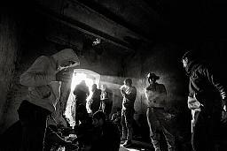 Migranten in einem verfallenen Getreidehaus, Horgoš, Serbien, 16.02.2019 // Wer nicht draussen lebt, findet Unterschlupf in verfallenen Häusern, oft sind es nicht mehr als Ruinen. Dort leben sie, manchmal zu Hunderten, ohne fliessend Wasser, Strom und Toiletten. Alle wollen sie weiter, über die Grenze, die meisten aber stecken fest – für Wochen, Monate, manchmal für Jahre. Migranten in einem verfallenen Getreidehaus, Horgoš, Serbien, 16.02.2019 // Wer nicht draussen lebt, findet Unterschlupf in verfallenen Häusern, oft sind es nicht mehr als Ruinen. Dort leben sie, manchmal zu Hunderten, ohne fliessend Wasser, Strom und Toiletten. Alle wollen sie weiter, über die Grenze, die meisten aber stecken fest – für Wochen, Monate, manchmal für Jahre.