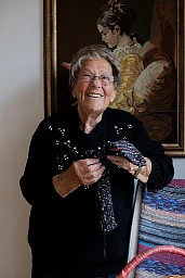 Greti Schranz strickt für die Ärmsten der Stadt in ihrer Wohnung in Münchenstein, Basel-Landschaft. Greti Schranz strickt für die Ärmsten der Stadt in ihrer Wohnung in Münchenstein, Basel-Landschaft.