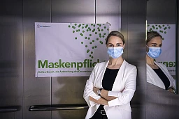 Portrait von Regierungsraetin Natalie Rickli, fotografiert im Lift in ihrem Büro. Portrait von Regierungsraetin Natalie Rickli, fotografiert im Lift in ihrem Büro.