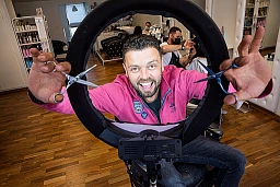 Florim Brajshori im Coiffeur Salon Leo Vee Hairartist in Basel, wo die Serie gedreht wird. Florim Brajshori im Coiffeur Salon Leo Vee Hairartist in Basel, wo die Serie gedreht wird.