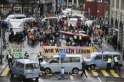 Die Extinction Rebellion besetzen verschiedene Kreuzungen in der Zürcher Innenstadt, die Polizei ist mit einem Grossaufgebot vor Ort. Die Extinction Rebellion besetzen verschiedene Kreuzungen in der Zürcher Innenstadt, die Polizei ist mit einem Grossaufgebot vor Ort.