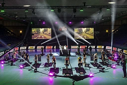 Gemeinsam ist ihnen die grosse Portion Lust am Leiden. Und das müssen sie auch, eine ganze Stunde lang. Die Profisportler, 25 insgesamt, bestreiten ein virtuelles Radrennen. Gemeinsam ist ihnen die grosse Portion Lust am Leiden. Und das müssen sie auch, eine ganze Stunde lang. Die Profisportler, 25 insgesamt, bestreiten ein virtuelles Radrennen.