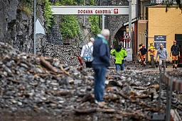 Nella foto, un signore osserva la dogana bloccata