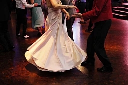 Schwingende Abendroben am TCS-Ball in Regensorf.