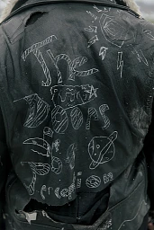 Portrait Alessia - Leben auf der Gasse. Zerrissene Jacke, welche Alessia mit dem Lebenswechsel ablegen wird.