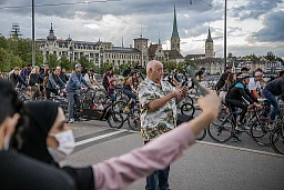 Die Critical Mass fährt durch die Innenstadt von Zürich. Wer nicht grad mit dem Auto unterwegs ist nimmt es gelassen und macht ein Selfie. Die Critical Mass fährt durch die Innenstadt von Zürich. Wer nicht grad mit dem Auto unterwegs ist nimmt es gelassen und macht ein Selfie.