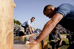 25.09.2021; Kilchberg; Schwingen - Kilchberger Schwinget 2021, Samuel Giger vor seinem Kampf beim Trinkbrunnen;
(Claudio Thoma/freshfocus)