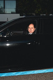 Mauro Tuena (SVP) auf Parkplatzsuche Mauro Tuena (SVP) auf Parkplatzsuche