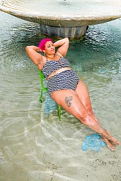 Brandy Butler im Brunnen beim Bullingerhof Brandy Butler im Brunnen beim Bullingerhof